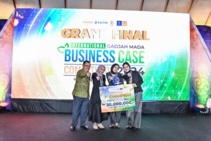 Para pemenang semringah, Nyubi Nyoba dari Telkom University dan 3mpower dari Institut Teknologi Bandung masing-masing dari kategori S1 dan S2, berhasil membawa pulang gelar juara pertama PKT-GAMA Business Case Competition 2024 (PKT-GAMA BCC 2024). Kompetisi berlangsung di Gedung Sasono Adiguno, Taman Mini Indonesia Indah (TMII), Jakarta, (26/11/2024). Foto: Ist