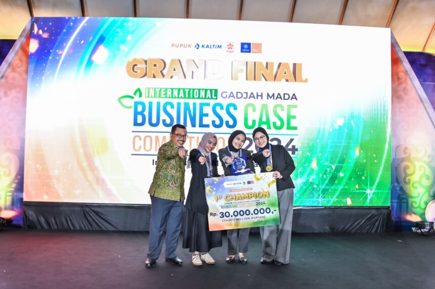 Para pemenang semringah, Nyubi Nyoba dari Telkom University dan 3mpower dari Institut Teknologi Bandung masing-masing dari kategori S1 dan S2, berhasil membawa pulang gelar juara pertama PKT-GAMA Business Case Competition 2024 (PKT-GAMA BCC 2024). Kompetisi berlangsung di Gedung Sasono Adiguno, Taman Mini Indonesia Indah (TMII), Jakarta, (26/11/2024). Foto: Ist