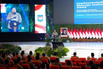 Menko Airlangga saat memberikan arahan dalam Rapat Koordinasi Nasional (Rakornas) Pemerintah Pusat dan Pemerintah Daerah yang bertema Implementasi Asta Cita Menuju Indonesia Emas 2045 di Sentul, Kabupaten Bogor.