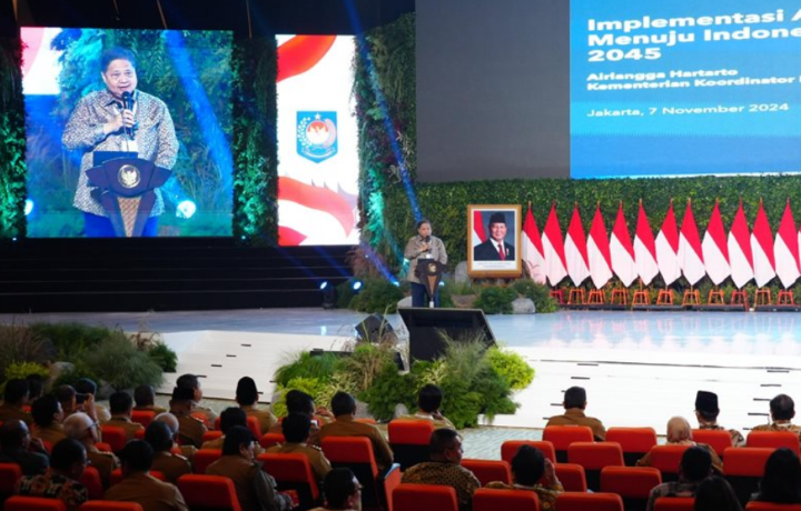 Menko Airlangga saat memberikan arahan dalam Rapat Koordinasi Nasional (Rakornas) Pemerintah Pusat dan Pemerintah Daerah yang bertema Implementasi Asta Cita Menuju Indonesia Emas 2045 di Sentul, Kabupaten Bogor.