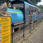 Para pengunjung bersama keluarga saat menikmati suasana Ancol berkeliling menaiki Kereta Wisata di Ancol, Jakarta Utara, Jumat (22/11/2024). Foto: Joesvicar Iqbal/ipol.id