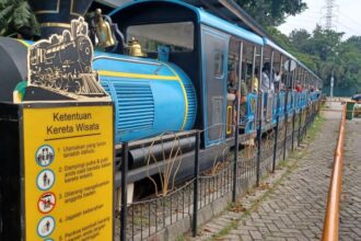 Para pengunjung bersama keluarga saat menikmati suasana Ancol berkeliling menaiki Kereta Wisata di Ancol, Jakarta Utara, Jumat (22/11/2024). Foto: Joesvicar Iqbal/ipol.id