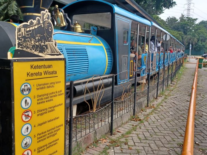 Para pengunjung bersama keluarga saat menikmati suasana Ancol berkeliling menaiki Kereta Wisata di Ancol, Jakarta Utara, Jumat (22/11/2024). Foto: Joesvicar Iqbal/ipol.id