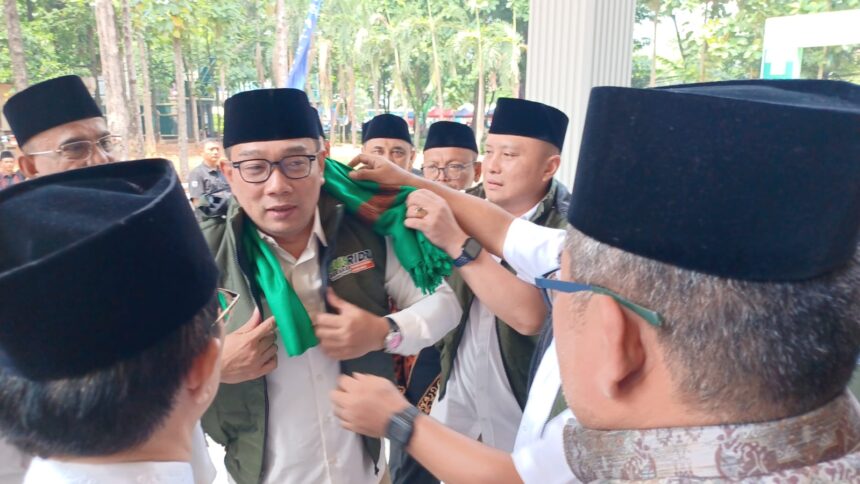 Calon Gubernur DKI Jakarta, Ridwan Kamil saat menghadiri kegiatan pengajian di pondok pesantren di kawasan Cipayung, Jakarta Timur, belum lama ini. Foto: Dok/Joesvicar Iqbal/ipol.id