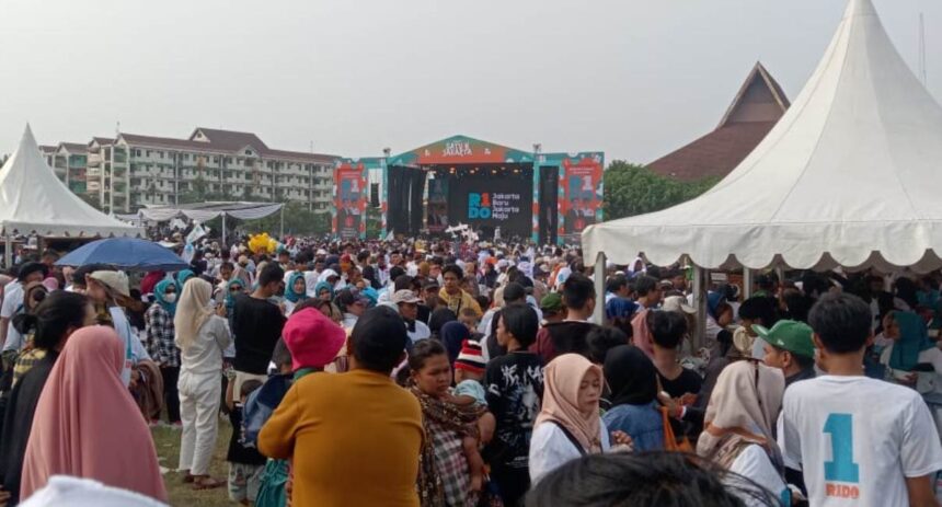 Suasana arena kampanye pasangan cagub RIDO di lapangan Cenderawasih, Cengkareng, Jakarta Barat. Foto: Sofian/ipol.id