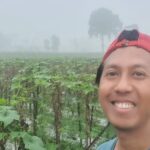 Petani milenial Didik Purwanto asal Kediri , Jawa Timur berswa photo dengan Kebun sayur, usaha pertanian yang sudah dijalaninya dua tahun. Foto: dok pri/ voa