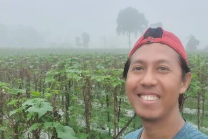 Petani milenial Didik Purwanto asal Kediri , Jawa Timur berswa photo dengan Kebun sayur, usaha pertanian yang sudah dijalaninya dua tahun. Foto: dok pri/ voa