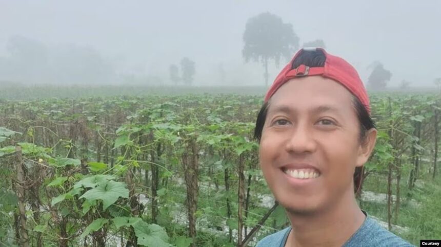 Petani milenial Didik Purwanto asal Kediri , Jawa Timur berswa photo dengan Kebun sayur, usaha pertanian yang sudah dijalaninya dua tahun. Foto: dok pri/ voa