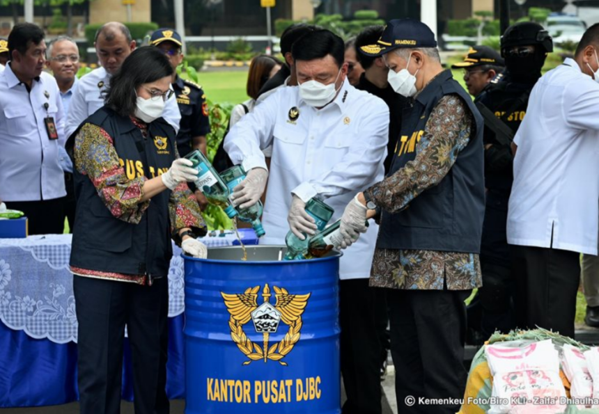 Menkeu Sri Mulyani menjelaskan penindakan impor didominasi komoditas tekstil dan produk tekstil (TPT) sebanyak 12.495 penindakan dengan nilai Rp4,6 triliun. Foto: Kemenkeu