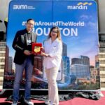 Direktur Jaringan & Retail Banking Bank Mandiri Aquarius Rudianto bersama dengan Konsul Jenderal Republik Indonesia di Houston, AS Ourina Ritonga dalam Wonderful Indonesia Festival Sabtu (9/11/2024) waktu setempat atau Minggu (10/11/2024) waktu Indonesia Barat. Foto: Bank Mandiri