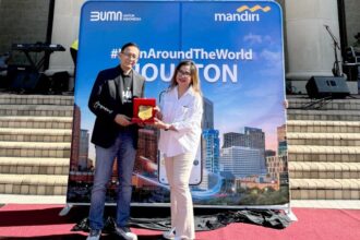 Direktur Jaringan & Retail Banking Bank Mandiri Aquarius Rudianto bersama dengan Konsul Jenderal Republik Indonesia di Houston, AS Ourina Ritonga dalam Wonderful Indonesia Festival Sabtu (9/11/2024) waktu setempat atau Minggu (10/11/2024) waktu Indonesia Barat. Foto: Bank Mandiri