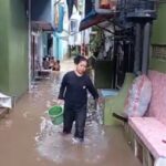 Aktivitas warga membersihkan rumah ketika banjir berangsur surut di Kelurahan Cililitan, Kecamatan Kramat Jati, Jakarta Timur, pada Kamis (28/11/2024). Foto: Ist