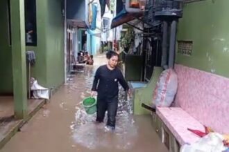 Aktivitas warga membersihkan rumah ketika banjir berangsur surut di Kelurahan Cililitan, Kecamatan Kramat Jati, Jakarta Timur, pada Kamis (28/11/2024). Foto: Ist