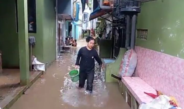 Aktivitas warga membersihkan rumah ketika banjir berangsur surut di Kelurahan Cililitan, Kecamatan Kramat Jati, Jakarta Timur, pada Kamis (28/11/2024). Foto: Ist