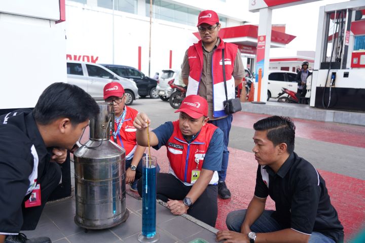 Uji lab sampel-sampel Pertamax dari SPBU di Cibinong dan beberapa wilayah lainnya. Foto: Dok Pertamina