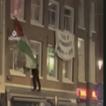 Suporter klub sepak bola Israel menurunkan bendera Palestina di rumah warga setempat. Foto: Tangkapan layar aljazeera