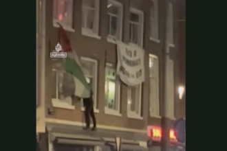 Suporter klub sepak bola Israel menurunkan bendera Palestina di rumah warga setempat. Foto: Tangkapan layar aljazeera