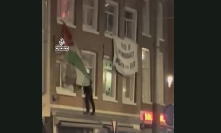 Suporter klub sepak bola Israel menurunkan bendera Palestina di rumah warga setempat. Foto: Tangkapan layar aljazeera