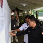 Anggota Bawaslu Puadi mengecek DPT di TPS 028 Sukabumi Utara, Kecamatan Kebon Jeruk, Jakarta, Rabu (27/11/2024).