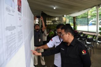 Anggota Bawaslu Puadi mengecek DPT di TPS 028 Sukabumi Utara, Kecamatan Kebon Jeruk, Jakarta, Rabu (27/11/2024).