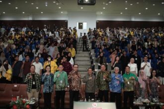 Kepala Eksekutif Pengawas Lembaga Pembiayaan, Perusahaan Modal Ventura, Lembaga Keuangan Mikro dan Lembaga Jasa Keuangan Lainnya OJK Agusman dalam kegiatan edukasi keuangan di Universitas Lambung Mangkurat, Banjarmasin,