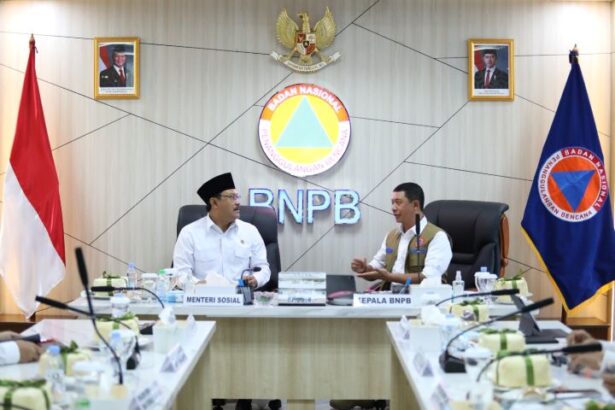 Kepala BNPB Letjen TNI Suharyanto (rompi cokelat), memimpin rapat Penguatan Penanggulangan Bencana dan Update Penanganan Pascaerupsi Gunung Lewotobi Laki-laki, bersama Menteri Sosial, Saifullah Yusuf (Gus Ipul) beserta jajaran di Ruang Multimedia Lt 10, Gedung Graha BNPB Jakarta, Rabu (20/11/2024). Foto: Ist