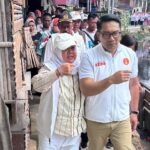 Cagub nomor urut 1, Ridwan Kamil bersama anggota DPRD DKI dari Fraksi Demokrat, Neneng Hasanah saat blusukan.(Foto sofian/ipol.id