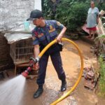 Sejumlah petugas Suku Dinas Penanggulangan Kebakaran dan Penyelamatan (Gulkarmat) Jakarta Timur, saat membersihkan lumpur sisa banjir di Kelurahan Cililitan dan Gedong, Kecamatan Kramat Jati, Kamis (28/11/2024) siang. Foto: Ist