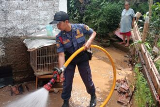 Sejumlah petugas Suku Dinas Penanggulangan Kebakaran dan Penyelamatan (Gulkarmat) Jakarta Timur, saat membersihkan lumpur sisa banjir di Kelurahan Cililitan dan Gedong, Kecamatan Kramat Jati, Kamis (28/11/2024) siang. Foto: Ist