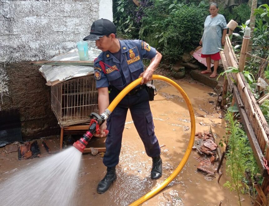 Sejumlah petugas Suku Dinas Penanggulangan Kebakaran dan Penyelamatan (Gulkarmat) Jakarta Timur, saat membersihkan lumpur sisa banjir di Kelurahan Cililitan dan Gedong, Kecamatan Kramat Jati, Kamis (28/11/2024) siang. Foto: Ist