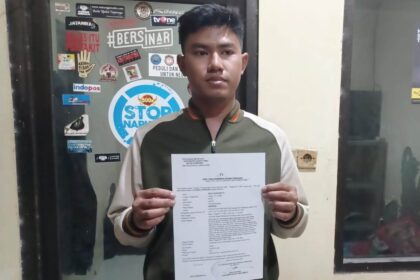 Korban Ricky Desprasetyo, 22, karyawan swasta usai melaporkan kasus pencurian di Mapolsek Jatinegara, Jakarta Timur, Sabtu (30/11/2024) sore. Foto: Joesvicar Iqbal/ipol.id
