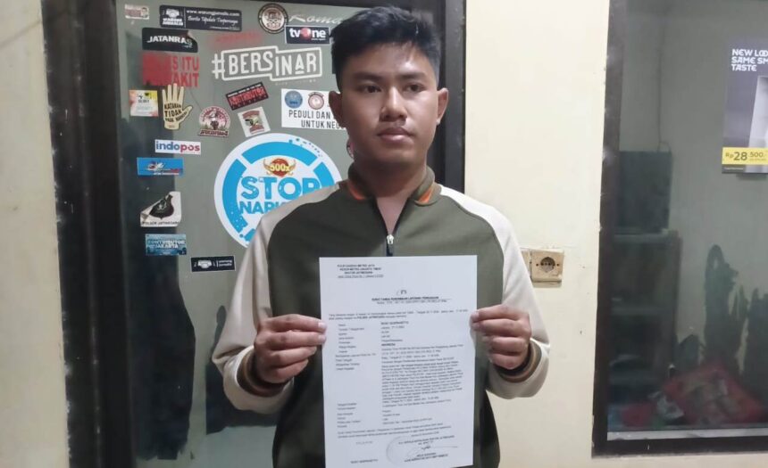 Korban Ricky Desprasetyo, 22, karyawan swasta usai melaporkan kasus pencurian di Mapolsek Jatinegara, Jakarta Timur, Sabtu (30/11/2024) sore. Foto: Joesvicar Iqbal/ipol.id