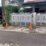 Lokasi pembunuhan di Perumahan Taman Bona Indah, Blok B6 No. 12, Kelurahan Lebak Bulus, Kecamatan Cilandak, Jakarta Selatan, Sabtu (30/11/2024). Foto: Joesvicar Iqbal/ipol.id