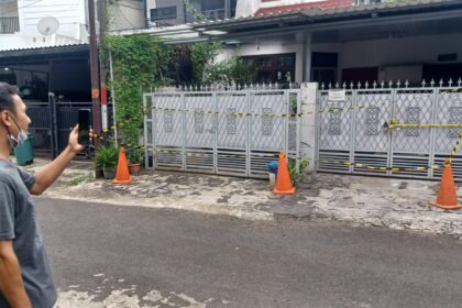 Lokasi pembunuhan di Perumahan Taman Bona Indah, Blok B6 No. 12, Kelurahan Lebak Bulus, Kecamatan Cilandak, Jakarta Selatan, Sabtu (30/11/2024). Foto: Joesvicar Iqbal/ipol.id