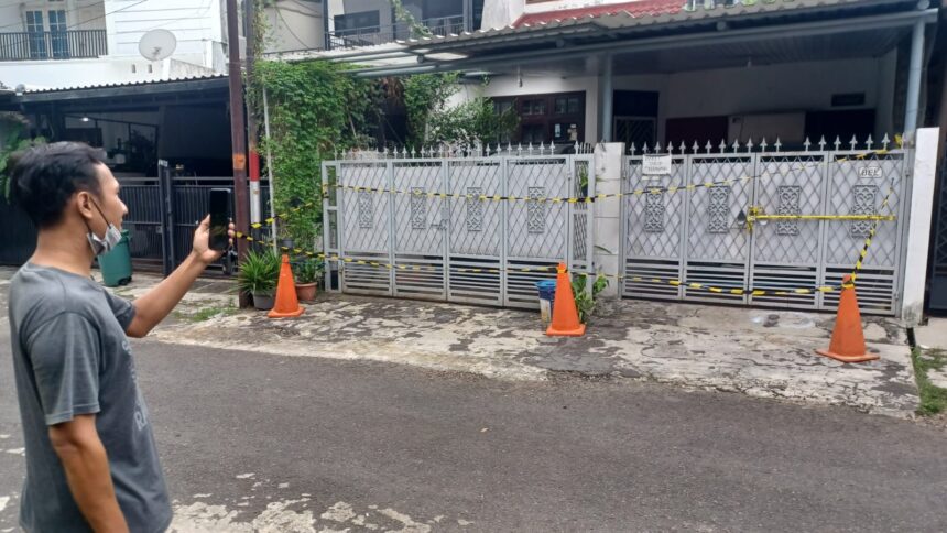 Lokasi pembunuhan di Perumahan Taman Bona Indah, Blok B6 No. 12, Kelurahan Lebak Bulus, Kecamatan Cilandak, Jakarta Selatan, Sabtu (30/11/2024). Foto: Joesvicar Iqbal/ipol.id