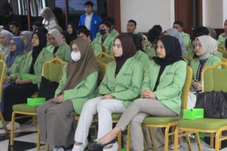 Fokus para mahasiswa dan mahasiswi Universitas YARSI Jakarta yang melakukan Kuliah Kerja Nyata (KKN) Tematik Stunting mendengarkan pemaparan dari Sekretaris Kota Administrasi Jakarta Selatan, Ali Murtadho di Ruang Gelatik Utama Kantor Walikota Jakarta Selatan, Senin (4/11/2024). Foto: Ist