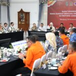 Rapat Koordinasi (Rakor) Penanganan Bencana Hidrometeorologi basah di Gedung Pakuan, Bandung, Jawa Barat, Jumat (29/11/2024). Rakor digelar guna meningkatkan kesiapsiagaan potensi bencana hidrometeorologi dan persiapan jelang pelaksanaan libur Natal 2024 dan Tahun Baru 2025 di wilayah Provinsi Jawa Barat. Foto: Ist