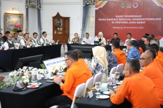 Rapat Koordinasi (Rakor) Penanganan Bencana Hidrometeorologi basah di Gedung Pakuan, Bandung, Jawa Barat, Jumat (29/11/2024). Rakor digelar guna meningkatkan kesiapsiagaan potensi bencana hidrometeorologi dan persiapan jelang pelaksanaan libur Natal 2024 dan Tahun Baru 2025 di wilayah Provinsi Jawa Barat. Foto: Ist