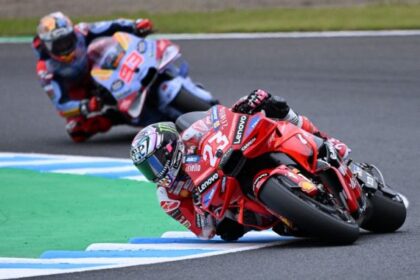 Enea Bastianini (23) dan Marc Marquez. Foto: Toshifumi Kitamura/AFP