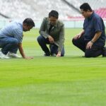 Ketua umum PSSI Erick Thohir mengecek kondisi rumput Stadion Utama Gelora Bung Karno (SUGBK) Senayan. Foto: PSSI