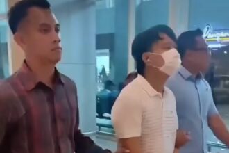 Polisi saat menangkap Ivan Sugianto, pelaku perundungan pelajar SMAK Gloria 2 Surabaya. Foto: Instagram @medsoszone