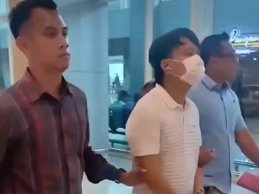 Polisi saat menangkap Ivan Sugianto, pelaku perundungan pelajar SMAK Gloria 2 Surabaya. Foto: Instagram @medsoszone