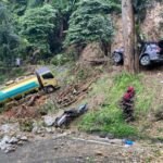 Longsor mengakibatkan truk dan kendaraan roda empat terdampak di jalan lintas Medan-Berastagi di wilayah Kecamatan Sibolangit, Kabupaten Deli Serdang, Sumatera Utara, pada Rabu (27/11/2024). Foto: BPBD Kab. Deli Serdang