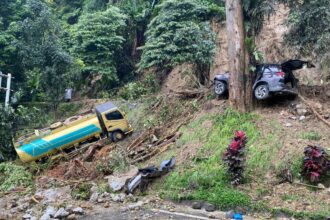 Longsor mengakibatkan truk dan kendaraan roda empat terdampak di jalan lintas Medan-Berastagi di wilayah Kecamatan Sibolangit, Kabupaten Deli Serdang, Sumatera Utara, pada Rabu (27/11/2024). Foto: BPBD Kab. Deli Serdang