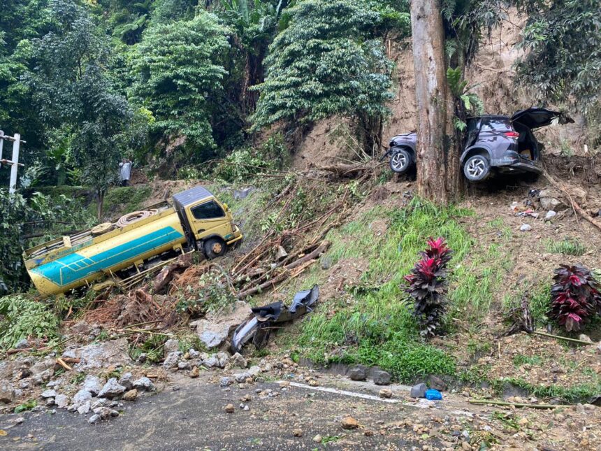 Longsor mengakibatkan truk dan kendaraan roda empat terdampak di jalan lintas Medan-Berastagi di wilayah Kecamatan Sibolangit, Kabupaten Deli Serdang, Sumatera Utara, pada Rabu (27/11/2024). Foto: BPBD Kab. Deli Serdang