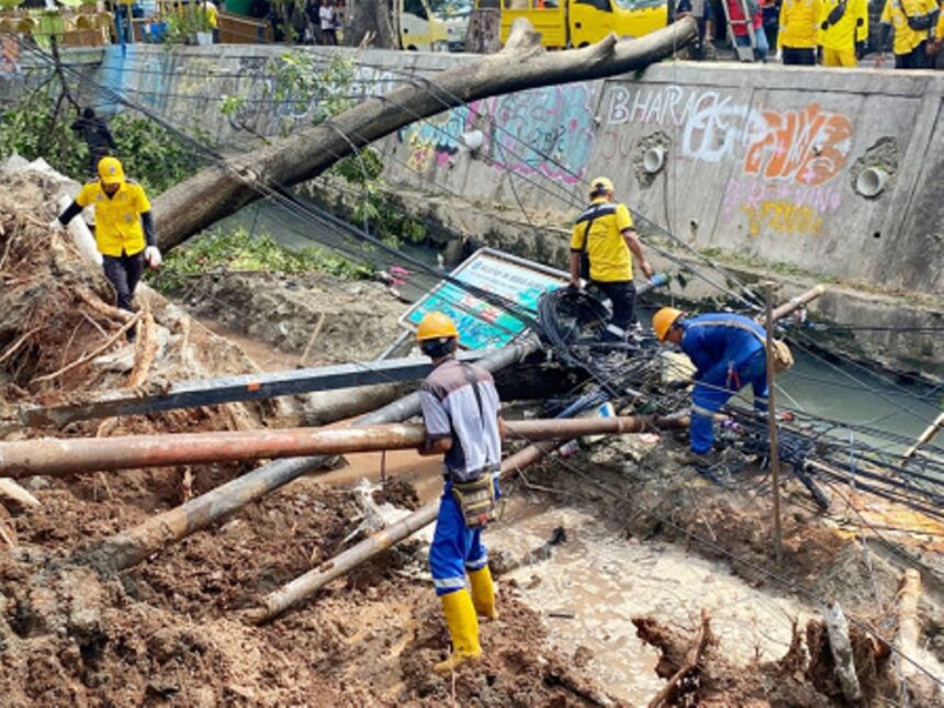 Sejumlah petugas gabungan pada Selasa (5/11/2024), melakukan perbaikan pada turap kali Utan Kayu di Kelurahan Utan Kayu Utara, Kecamatan Matraman, Jakarta Timur, yang longsor pada Minggu (3/11/2024) lalu. Foto: Ist