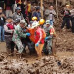 Petugas gabungan melakukan evakuasi korban bencana di Kabupaten Karo, Provinsi Sumatra Utara, pada Selasa (26/11/2024). Foto: Ist