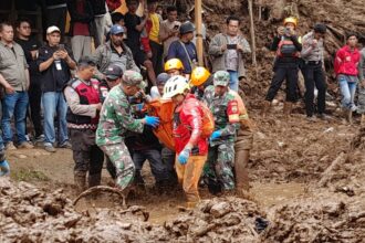 Petugas gabungan melakukan evakuasi korban bencana di Kabupaten Karo, Provinsi Sumatra Utara, pada Selasa (26/11/2024). Foto: Ist