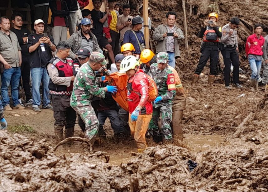 Petugas gabungan melakukan evakuasi korban bencana di Kabupaten Karo, Provinsi Sumatra Utara, pada Selasa (26/11/2024). Foto: Ist