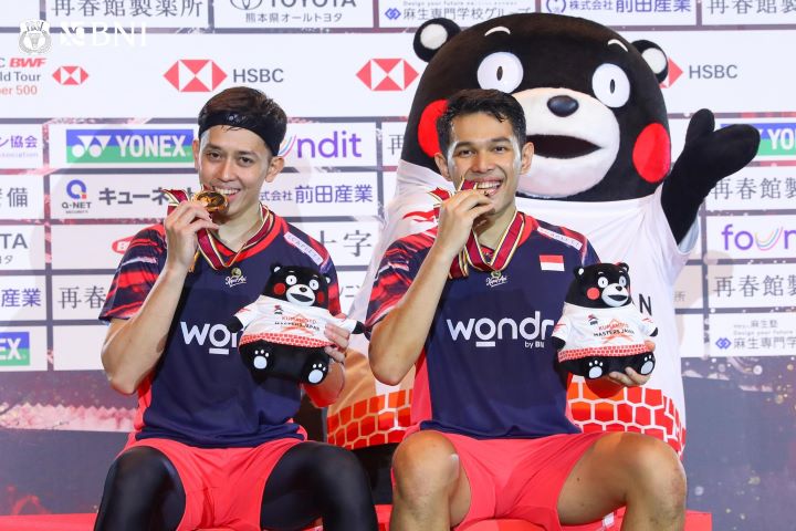 Pasangan ganda putra bulu tangkis Indonesia, Fajar Alfian/Muhammad Rian Ardianto, duduk di podium tertinggi Kumamoto Masters 2024. Foto: PBSI